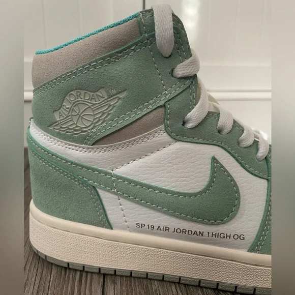 Rare Nike Air Jordan 1 Retro High OG “Turbo Green” Size 7 Men/8.5 Women - Picture 4 of 16